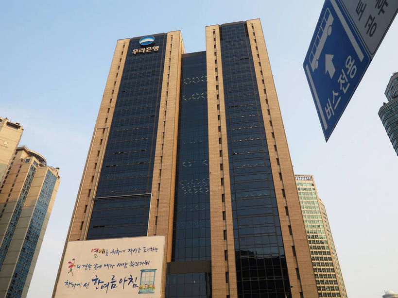 无人,银行,高楼大厦,横图,室外,白天,仰视,度假,美景,窗户,落地窗,城市风光,标志建筑,城市,大厦,地标,建筑,摩天大楼,指示牌,首尔,汉城,韩国,亚洲,一排,许多,阴影,整齐,并列,并排,光线,标志,路标,文字,影子,字符,字母,景观,首都,很多,方向,娱乐,标识,建设,路牌,玻璃窗,箭头,排列,蓝色,蓝天,天空,阳光,天,享受,休闲,景色,放松,金融,理财,经济,晴朗,指向,资金,队列,平行,流通,玻璃幕墙,贸易,东亚,万里无云,簇,大韩民国,首尔市,首尔特别市,特别市,韩语,晴空,晴空万里,彩图,低角度拍摄,大楼,高层建筑,高楼,摩天楼,朝鲜语,韩国语,中区,机构,金融机构,shslj1,友利银行