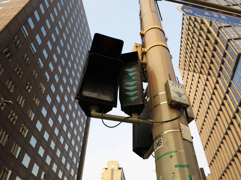 无人,高楼大厦,横图,室外,白天,仰视,度假,安全,美景,城市风光,标志建筑,城市,大厦,地标,建筑,摩天大楼,首尔,汉城,韩国,亚洲,阴影,光线,影子,景观,红绿灯,信号灯,交通,首都,娱乐,建设,蓝色,蓝天,天空,阳光,天,享受,休闲,景色,放松,警示,晴朗,提示,流通,东亚,交通信号灯,万里无云,行人信号灯,大韩民国,首尔市,首尔特别市,特别市,晴空,晴空万里,彩图,低角度拍摄,大楼,高层建筑,高楼,摩天楼,明洞,中区,新世界百货,shslj1,新世界百货店