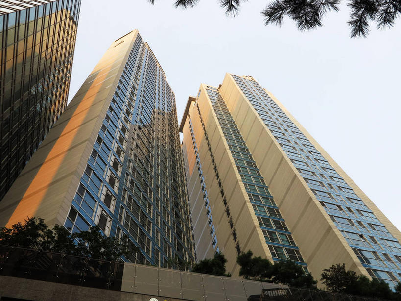 无人,银行,高楼大厦,横图,室外,白天,仰视,度假,美景,窗户,落地窗,城市风光,标志建筑,城市,大厦,地标,建筑,摩天大楼,首尔,汉城,韩国,亚洲,一排,许多,阴影,整齐,并列,并排,光线,影子,景观,首都,很多,娱乐,建设,玻璃窗,排列,蓝色,蓝天,天空,阳光,天,享受,休闲,景色,放松,金融,理财,经济,晴朗,资金,队列,平行,流通,玻璃幕墙,贸易,东亚,万里无云,大韩民国,首尔市,首尔特别市,特别市,晴空,晴空万里,彩图,低角度拍摄,大楼,高层建筑,高楼,摩天楼,中区,机构,金融机构,shslj1,友利银行