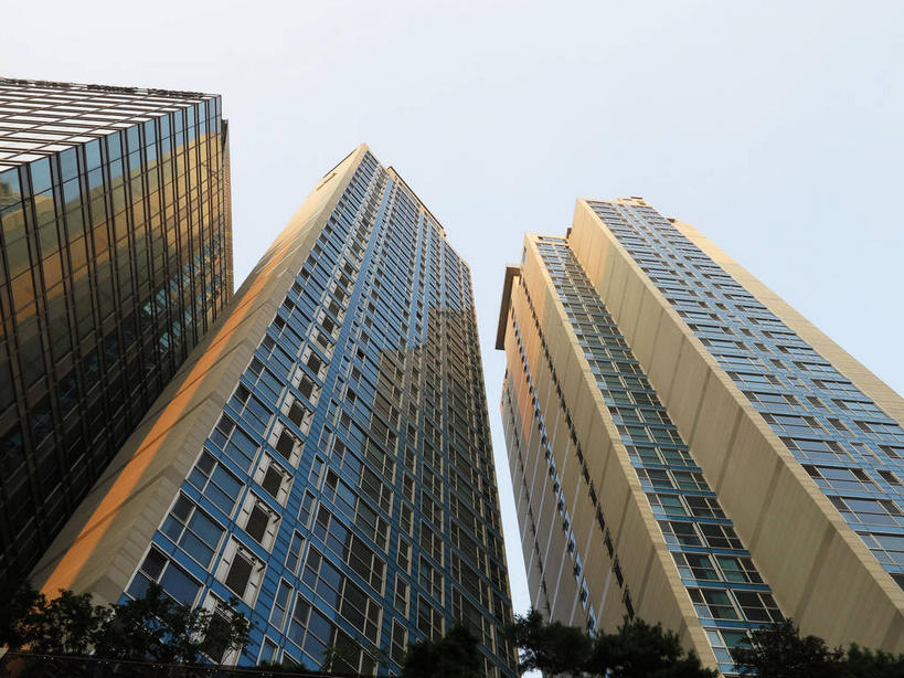 无人,银行,高楼大厦,横图,室外,白天,仰视,度假,美景,窗户,落地窗,城市风光,标志建筑,城市,大厦,地标,建筑,摩天大楼,首尔,汉城,韩国,亚洲,一排,许多,阴影,整齐,并列,并排,光线,影子,景观,首都,很多,娱乐,建设,玻璃窗,排列,蓝色,蓝天,天空,阳光,天,享受,休闲,景色,放松,金融,理财,经济,晴朗,资金,队列,平行,流通,玻璃幕墙,贸易,东亚,万里无云,大韩民国,首尔市,首尔特别市,特别市,晴空,晴空万里,彩图,低角度拍摄,大楼,高层建筑,高楼,摩天楼,中区,机构,金融机构,shslj1,友利银行