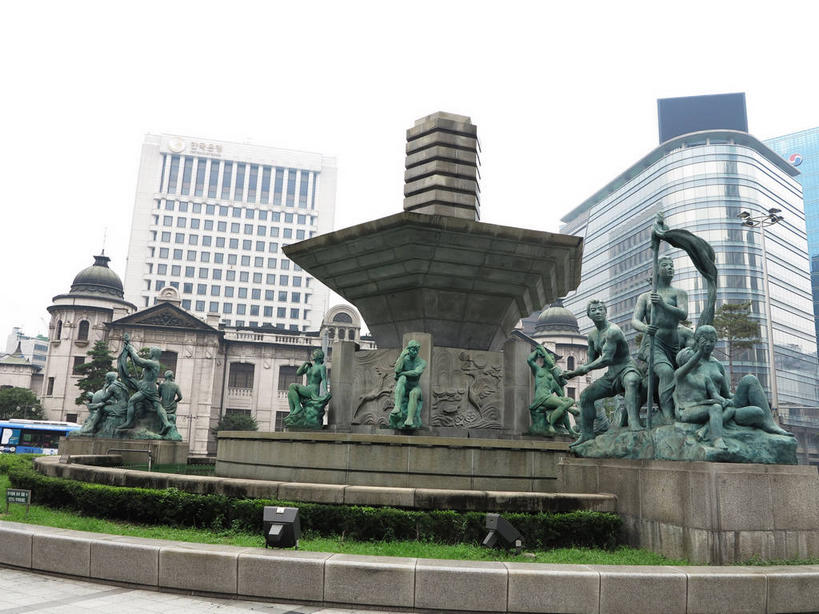 无人,银行,高楼大厦,横图,室外,白天,仰视,度假,草地,草坪,美景,植物,城市风光,标志建筑,城市,大厦,地标,建筑,摩天大楼,喷泉,雕塑,首尔,汉城,韩国,亚洲,艺术,装饰,雕刻,雕像,景观,首都,文化,娱乐,建设,草,树,树木,绿色,天空,自然,工艺品,天,品味,享受,休闲,景色,放松,金融,理财,生长,经济,成长,纪念,美术,资金,主题,水景,流通,陈列,贸易,东亚,功能,美学,美观,大韩民国,首尔市,首尔特别市,特别市,设计,彩图,低角度拍摄,大楼,高层建筑,高楼,摩天楼,中区,机构,金融机构,shslj1,韩国银行