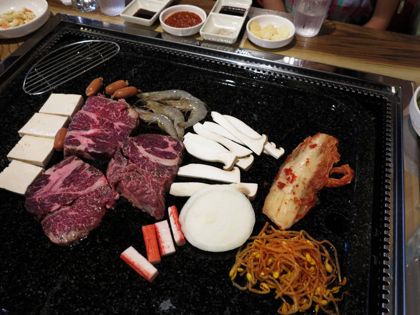 无人,餐厅,横图,俯视,室内,特写,白天,烧烤,水,餐桌,桌子,蔬菜,杯子,餐具,许多,新鲜,碟子,盘,液体,陶瓷,豆芽,菌菇,调料,酱料,酱汁,肉,佐料,食品,烤架,陶瓷制品,烤肉,调味品,很多,调味料,菌类,饮用水,酱,肉类,玻璃制品,食物,排列,盘子,容器,水杯,碟,碗,矿泉水,食用菌,有机食品,绿色食品,餐台,储藏,真菌,储存,蟹棒,豆芽菜,蟹肉棒,肉食,蒸馏水,芽苗菜,摆列,玻璃杯,彩图,高角度拍摄,餐馆,饭店,饭馆,蟹足棒,布列,分列,贮存,shslj1