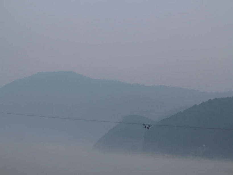 东方人,一个人,举,横图,室外,白天,侧面,运动服,锻炼,旅游,度假,探险,运动,美景,雾,春川,南怡岛,韩国,亚洲,仅一个男性,仅一个人,握,服装,朦胧,模糊,景观,速滑,黄种人,娱乐,极限运动,仅一个年轻男性,衣服,蓝色,蓝天,天空,自然,天,托,享受,休闲,景色,放松,握着,服饰,连绵,迷雾,绵延,衣着,穿着,自然风光,室外运动,下降,降落,户外运动,速降,东亚,大韩民国,江原道,春川市,联贯,衣饰,降低,下跌,下落,冒险,体育,男人,男性,年轻男性,亚洲人,大雾,举起,举手,举着,向上举,向上伸,向上托,彩图,全身,健身,滑索,道,运动装,shslj1