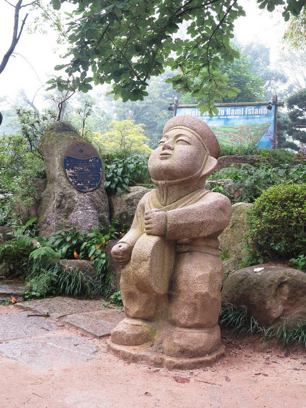 东方人,一个人,无人,站,竖图,室外,白天,正面,民族服装,度假,美景,树林,植物,城市风光,城市,雕塑,春川,南怡岛,韩国,亚洲,仅一个男性,仅一个人,敲打,握,艺术,装饰,雕刻,雕像,景观,鼓,管乐器,乐器,注视,黄种人,娱乐,树,树木,仅一个年轻男性,绿色,天空,自然,工艺品,天,观察,看,站着,享受,休闲,景色,放松,握着,生长,成长,观看,纪念,打击乐器,美术,信号,察看,号角,关注,主题,陈列,东亚,功能,美学,大韩民国,江原道,春川市,男人,男性,年轻男性,亚洲人,站立,彩图,全身,传统服装,民俗服,兽角,道,shslj1