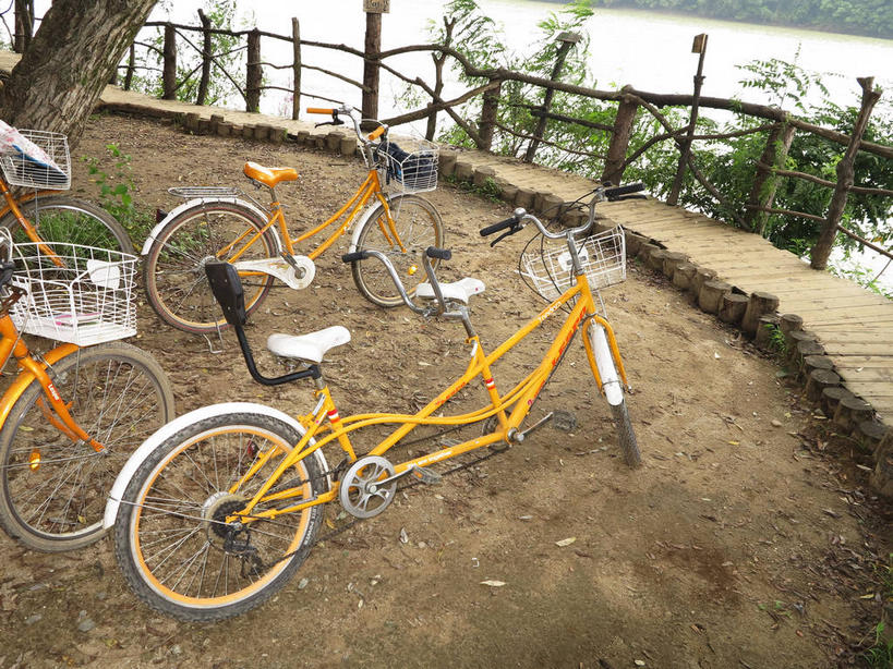 无人,栏杆,横图,俯视,室外,白天,旅游,度假,河流,美景,水,植物,自行车,春川,南怡岛,韩国,亚洲,停靠,河水,景观,水流,围栏,枝条,娱乐,护栏,车,脚踏车,树,树木,树枝,黄色,绿色,自然,交通工具,享受,休闲,景色,放松,双人自行车,生长,成长,停泊,自然风光,载具,东亚,四辆,大韩民国,江原道,春川市,虬枝,枝杈,彩图,高角度拍摄,道,shslj1