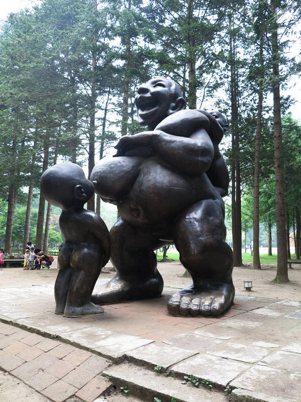 东方人,无人,两个人,站,笑,大笑,竖图,室外,白天,正面,旅游,度假,兴奋,纯洁,草地,草坪,美景,树林,植物,松树,雕塑,春川,南怡岛,韩国,亚洲,艺术,装饰,雕刻,雕像,景观,注视,黄种人,光脚,娱乐,裸露,草,树,树木,绿色,自然,工艺品,观察,看,站着,张嘴,享受,休闲,赤脚,景色,放松,可爱,童年,童趣,生长,成长,观看,纪念,美术,察看,关注,自然风光,杉树,主题,坚定,裸,陈列,张大嘴巴,童真,东亚,烂漫,无邪,功能,美学,哈哈大笑,长寿,贞洁,大韩民国,江原道,春川市,水杉,天真,男孩,男人,男性,年轻男性,亚洲人,张开嘴,站立,彩图,全身,高兴,狂笑,道,男生,shslj1