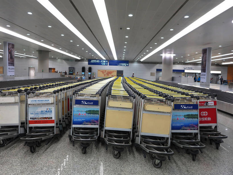 无人,机场,横图,室内,白天,正面,旅游,度假,标志建筑,地标,飞机场,建筑,照明,上海,中国,亚洲,一排,许多,阴影,整齐,并列,并排,光线,影子,灯光,很多,娱乐,建设,浦东,顶灯,浦东国际机场,浦东机场,车,灯,排列,手推车,灯具,交通工具,享受,休闲,旅游胜地,放松,行李车,照亮,申,照明设备,队列,载具,平行,浦东新区,东亚,上海市,中华人民共和国,沪,华东地区,航空站,空港,彩图,上海浦东国际机场,机场行李车,shslj1