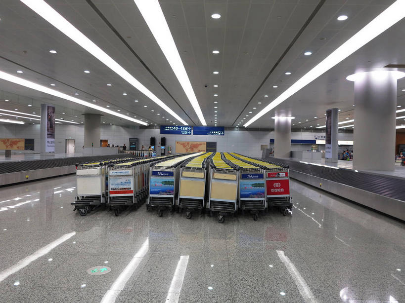 无人,机场,横图,室内,白天,正面,旅游,度假,标志建筑,地标,飞机场,建筑,照明,上海,中国,亚洲,一排,许多,阴影,整齐,并列,并排,光线,影子,灯光,很多,娱乐,建设,浦东,顶灯,浦东国际机场,浦东机场,车,灯,排列,手推车,灯具,交通工具,享受,休闲,旅游胜地,放松,行李车,照亮,申,照明设备,队列,载具,平行,浦东新区,东亚,上海市,中华人民共和国,沪,华东地区,航空站,空港,彩图,上海浦东国际机场,机场行李车,shslj1