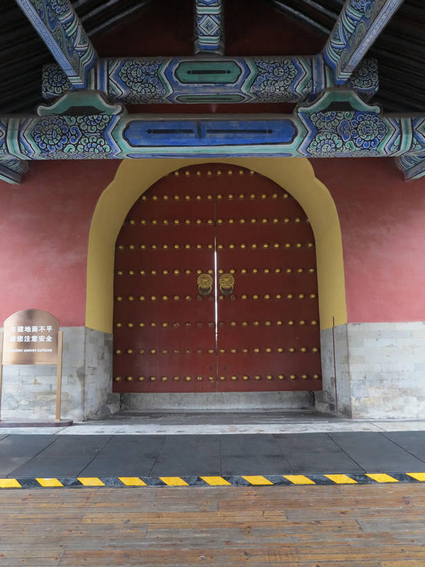 无人,天坛,宫殿,竖图,室外,白天,正面,旅游,度假,名胜古迹,门,天花板,标志建筑,地标,建筑,北京,中国,亚洲,一排,许多,节日,遗迹,整齐,装饰,纹路,木制,纹理,木门,墙,首都,很多,古迹,文化,文物,娱乐,门环,建设,古建筑,墙壁,墙面,排列,两个,黄色,红色,木制品,门框,祈祷,祈福,享受,休闲,健康,旅游胜地,放松,许愿,宗教,信仰,纪念,华丽,修饰,祈求,点缀,宫廷,队列,祭天,古文明,东亚,肌理,中华人民共和国,东城区,北京市,京,北平,华北地区,天坛公园,衬托,美观,雅致,雅观,王宫,北京天坛,平安,彩图,皇宫,永定门内大街,加固,门钉,东城,辅首衔环,门饰,铺首,shslj1