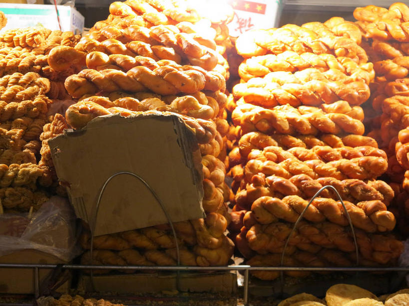 点心,无人,横图,俯视,室外,特写,白天,一排,许多,阴影,朦胧,模糊,整齐,光线,影子,灯光,油炸,食品,很多,货架,架子,食物,排列,黄色,零食,中式,麻花,堆,队列,陈列架,彩图,高角度拍摄,脆麻花,卷麻花,shslj1,北京麻花