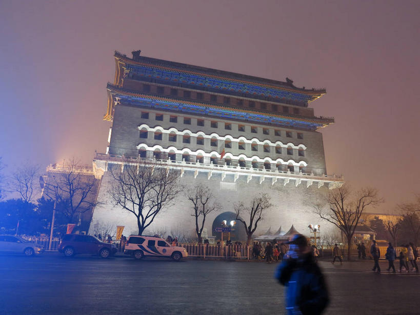 东方人,走,横图,室外,白天,仰视,旅游,度假,名胜古迹,植物,窗户,标志建筑,地标,建筑,路灯,照明,北京,中国,亚洲,一排,许多,行人,游客,游人,服装,遗迹,整齐,瓦片,墙,屋檐,拱门,灯光,首都,很多,许多人,休闲装,黄种人,古迹,文物,娱乐,建设,城墙,古建筑,檐,路人,旅客,墙壁,墙面,灯,树,树木,排列,衣服,绿色,天空,自然,天,一群人,享受,休闲,休闲服,旅游胜地,放松,服饰,城楼,生长,成长,坚硬,照亮,照明设备,队列,前门,防御,古文明,东亚,中华人民共和国,东城区,北京市,京,北平,华北地区,门楼,坚固,过客,男人,男性,年轻男性,年轻女性,女人,女性,亚洲人,步行,散步,走路,半身,彩图,低角度拍摄,前门大街,正阳门,箭楼,正阳门箭楼,东城,shslj1