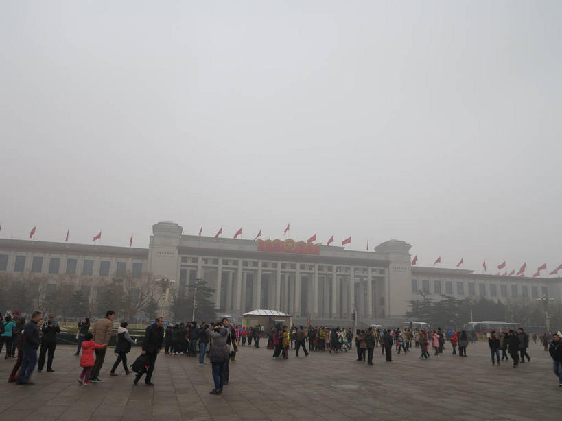 东方人,博物馆,走,横图,室外,白天,仰视,旅游,度假,植物,雾,窗户,标志建筑,地标,建筑,旗帜,国旗,北京,天安门广场,中国,亚洲,一排,许多,行人,游客,游人,吊挂,悬挂,服装,朦胧,模糊,研究,整齐,旗杆,墙,乌云,云,阴天,云朵,首都,很多,许多人,教育,挂,云彩,注视,休闲装,黄种人,娱乐,建设,五星红旗,路人,旅客,玻璃窗,墙壁,墙面,树,树木,排列,衣服,红色,绿色,天空,自然,天,观察,看,一群人,享受,休闲,休闲服,旅游胜地,放松,服饰,生长,成长,观看,展览,迷雾,察看,昏暗,阴沉,队列,关注,欣赏,陈列,中国国旗,东亚,中华人民共和国,东城区,北京市,京,北平,华北地区,中国国家博物馆,典藏,过客,男人,男性,年轻男性,年轻女性,女人,女性,中年男性,中年女性,亚洲人,旗,大雾,步行,散步,走路,半身,彩图,低角度拍摄,红地五星旗,中华人民共和国国旗,中国革命博物馆,东城,shslj1