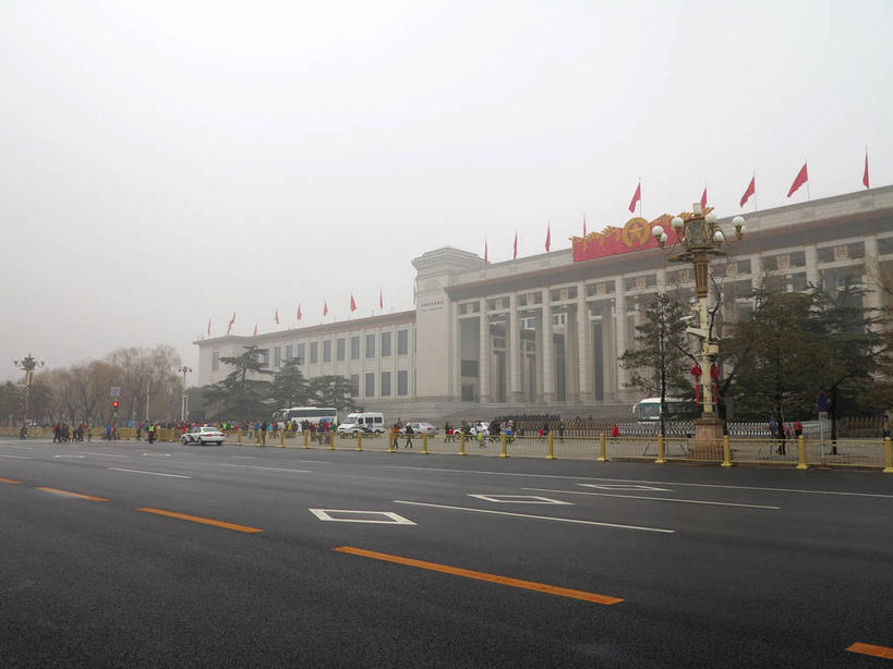 东方人,博物馆,走,横图,室外,白天,仰视,旅游,度假,植物,雾,窗户,标志建筑,道路,地标,建筑,路,公路,汽车,旗帜,国旗,北京,天安门广场,中国,亚洲,一排,许多,行人,游客,游人,吊挂,悬挂,服装,朦胧,模糊,研究,整齐,旗杆,墙,乌云,云,阴天,云朵,分界线,停车线,交通,首都,很多,许多人,教育,挂,云彩,注视,休闲装,黄种人,娱乐,建设,五星红旗,路人,旅客,玻璃窗,墙壁,墙面,车,树,树木,排列,衣服,红色,绿色,天空,自然,交通工具,轿车,天,观察,看,一群人,享受,休闲,休闲服,旅游胜地,放松,服饰,生长,成长,观看,展览,车行道,车行道分界线,迷雾,察看,昏暗,阴沉,队列,关注,欣赏,载具,标线,陈列,中国国旗,东亚,车行线,中华人民共和国,东城区,北京市,京,北平,华北地区,中国国家博物馆,典藏,过客,男人,男性,年轻男性,年轻女性,女人,女性,中年男性,中年女性,亚洲人,旗,大雾,马路,步行,散步,走路,半身,彩图,低角度拍摄,红地五星旗,中华人民共和国国旗,中国革命博物馆,东城,shslj1