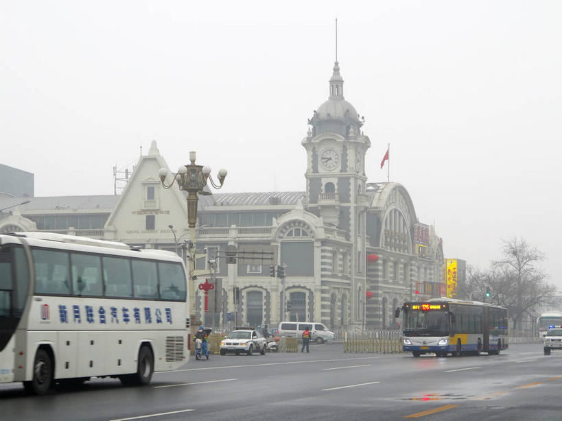 无人,博物馆,横图,室外,白天,正面,旅游,度假,植物,雾,窗户,标志建筑,道路,地标,建筑,路,公路,公共汽车,旗帜,北京,中国,亚洲,吊挂,悬挂,朦胧,模糊,研究,旗杆,墙,乌云,云,阴天,云朵,巴士,公交车,交通,首都,教育,挂,云彩,娱乐,旗子,建设,玻璃窗,墙壁,墙面,车,树,树木,绿色,天空,自然,交通工具,轿车,天,享受,休闲,旅游胜地,放松,生长,成长,展览,迷雾,昏暗,阴沉,欣赏,载具,陈列,东亚,中华人民共和国,东城区,北京市,京,北平,华北地区,中国铁道博物馆,旗号,典藏,大雾,马路,彩图,东城,shslj1,北京铁路博物馆,前门东大街