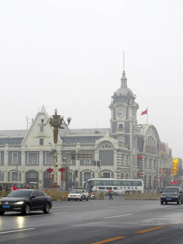 无人,博物馆,竖图,室外,白天,正面,旅游,度假,植物,雾,窗户,标志建筑,道路,地标,建筑,路,公路,公共汽车,旗帜,北京,中国,亚洲,吊挂,悬挂,朦胧,模糊,研究,旗杆,墙,乌云,云,阴天,云朵,巴士,公交车,交通,首都,教育,挂,云彩,娱乐,旗子,建设,玻璃窗,墙壁,墙面,车,树,树木,绿色,天空,自然,交通工具,轿车,天,享受,休闲,旅游胜地,放松,生长,成长,展览,迷雾,昏暗,阴沉,欣赏,载具,陈列,东亚,中华人民共和国,东城区,北京市,京,北平,华北地区,中国铁道博物馆,旗号,典藏,大雾,马路,彩图,东城,shslj1,北京铁路博物馆,前门东大街