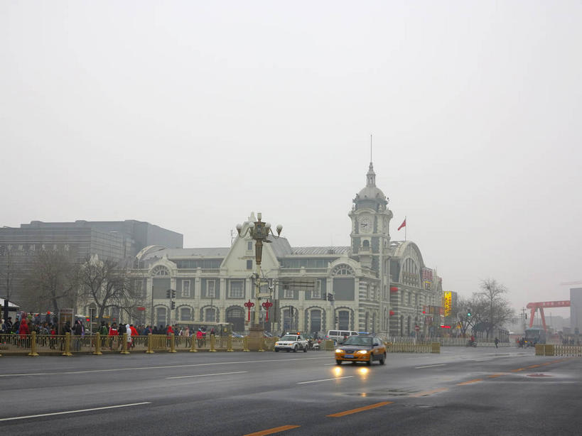 无人,博物馆,横图,室外,白天,正面,旅游,度假,植物,雾,窗户,标志建筑,道路,地标,建筑,路,公路,汽车,旗帜,北京,中国,亚洲,吊挂,悬挂,朦胧,模糊,研究,旗杆,墙,乌云,云,阴天,云朵,交通,首都,教育,挂,云彩,娱乐,旗子,建设,玻璃窗,墙壁,墙面,车,树,树木,绿色,天空,自然,交通工具,轿车,天,享受,休闲,旅游胜地,放松,生长,成长,展览,迷雾,昏暗,阴沉,欣赏,载具,陈列,东亚,中华人民共和国,东城区,北京市,京,北平,华北地区,中国铁道博物馆,旗号,典藏,大雾,马路,彩图,东城,shslj1,北京铁路博物馆,前门东大街