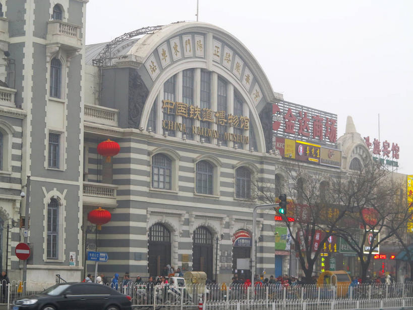 无人,博物馆,栏杆,横图,室外,白天,正面,旅游,度假,植物,雾,窗户,标志建筑,道路,地标,建筑,路,公路,汽车,照明,北京,中国,亚洲,吊挂,悬挂,朦胧,模糊,研究,标志,灯笼,文字,纸灯笼,字符,墙,乌云,云,阴天,云朵,围栏,交通,首都,教育,挂,云彩,娱乐,标识,建设,护栏,玻璃窗,墙壁,墙面,车,树,树木,红色,绿色,天空,自然,灯具,交通工具,轿车,天,享受,休闲,汉字,旅游胜地,放松,生长,成长,展览,照亮,迷雾,昏暗,阴沉,照明设备,欣赏,中文,载具,陈列,东亚,中华人民共和国,东城区,北京市,京,北平,华北地区,中国铁道博物馆,国文,华文,典藏,大雾,马路,彩图,东城,shslj1,北京铁路博物馆,前门东大街