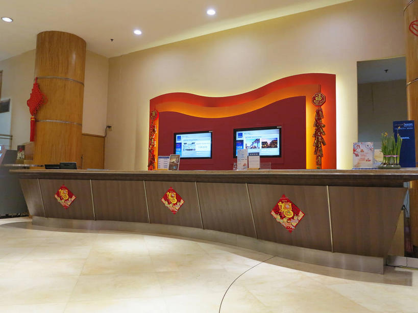 无人,前台,宾馆,横图,室内,白天,正面,幸福,显示器,桌子,酒店,电视,照明,北京,中国,亚洲,吊挂,悬挂,环保,艺术,装饰,壁灯,屏幕,手工艺品,办公桌,墙,灯光,地面,首都,挂,文化,显示屏,墙壁,墙面,灯,绿色,福字,工艺品,中国结,灯具,液晶电视,服务台,清晰,轻薄,能源,酒家,华丽,修饰,旅社,照亮,回收,点缀,资源,高雅,照明设备,中国文化,彩电,饰物,利用,祝愿,便携,低碳,输出设备,东亚,循环,中华人民共和国,东城区,北京市,京,北平,华北地区,自信心,品位,衬托,美观,雅致,雅观,彩色电视机,福,持续,福气,电视机,彩图,客店,客栈,旅店,旅馆,福运,春节贴,福字帖,帮助台,呼叫台,商旅,高清,传统文化,东城,shslj1,北京新侨饭店,崇文门西大街