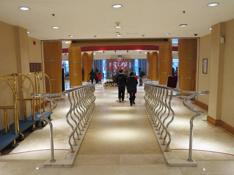 东方人,宾馆,栏杆,走,横图,室内,白天,正面,门,天花板,酒店,北京,中国,亚洲,行人,服装,瓷砖,地砖,柱子,墙,围栏,地面,首都,许多人,休闲装,黄种人,护栏,路人,墙壁,墙面,车,衣服,手推车,门框,交通工具,一群人,休闲,休闲服,服饰,行李车,酒家,旅社,载具,东亚,中华人民共和国,东城区,北京市,京,北平,华北地区,过客,男人,男性,年轻男性,年轻女性,女人,女性,亚洲人,步行,散步,走路,彩图,全身,客店,客栈,旅店,旅馆,酒店行李车,商旅,东城,shslj1,北京新侨饭店,崇文门西大街