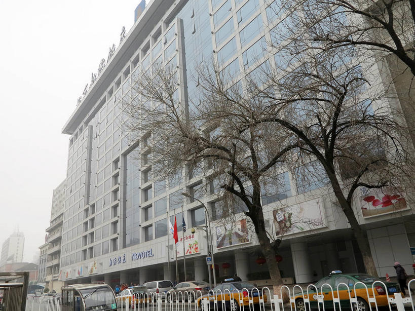 无人,宾馆,栏杆,横图,室外,白天,仰视,度假,美景,植物,窗户,城市风光,城市,道路,酒店,路,公路,汽车,旗帜,北京,中国,亚洲,一排,许多,吊挂,悬挂,整齐,英文,标志,旗杆,文字,字符,字母,墙,景观,围栏,交通,首都,很多,挂,娱乐,标识,旗子,护栏,玻璃窗,墙壁,墙面,车,树,树木,排列,绿色,倒影,天空,自然,交通工具,轿车,天,享受,休闲,汉字,景色,放松,生长,成长,酒家,英文字母,旅社,倒映,队列,中文,载具,东亚,中华人民共和国,东城区,北京市,京,北平,华北地区,国文,华文,旗号,反照,马路,彩图,低角度拍摄,客店,客栈,旅店,旅馆,商旅,东城,shslj1,北京新侨饭店,崇文门西大街