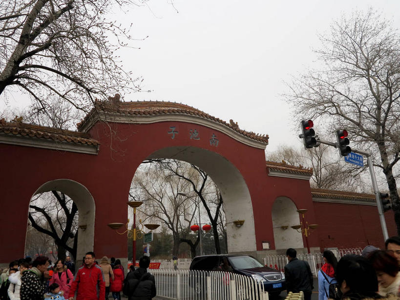 东方人,栏杆,站,横图,室外,白天,仰视,度假,安全,美景,树林,植物,城市风光,城市,道路,路,路灯,公路,汽车,照明,北京,中国,亚洲,行人,服装,墙,景观,乌云,云,阴天,云朵,拱门,围栏,灯光,信号灯,交通,首都,许多人,云彩,注视,休闲装,黄种人,娱乐,护栏,路人,墙壁,墙面,车,灯,树,树木,衣服,红色,绿色,天空,自然,交通工具,轿车,天,观察,看,站着,一群人,享受,休闲,休闲服,景色,放松,警示,服饰,生长,成长,观看,照亮,察看,昏暗,阴沉,照明设备,关注,提示,载具,流通,东亚,交通信号灯,中华人民共和国,东城区,北京市,京,北平,华北地区,过客,男人,男性,年轻男性,年轻女性,女人,女性,亚洲人,马路,站立,半身,彩图,低角度拍摄,南池子大街,南池子,东城,shslj1