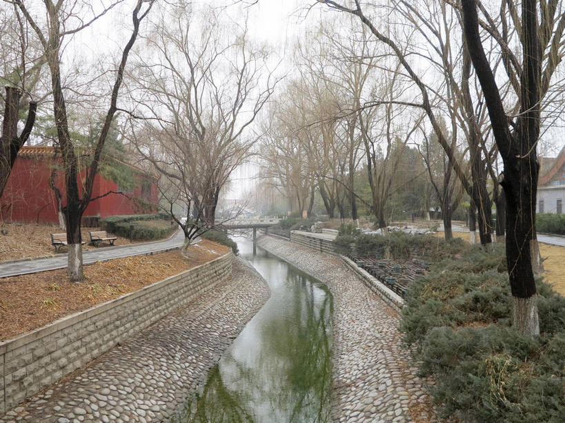 无人,家,横图,室外,白天,正面,度假,河流,美景,树林,水,植物,雾,城市风光,城市,北京,中国,亚洲,枯萎,朦胧,模糊,曲折,弯曲,房屋,屋子,河水,景观,水流,乌云,云,阴天,云朵,枯草,首都,云彩,娱乐,楼房,住宅,草,树,树木,黄色,绿色,倒影,天空,自然,天,享受,休闲,景色,放松,蜿蜒,生长,成长,迷雾,倒映,昏暗,阴沉,东亚,中华人民共和国,东城区,北京市,京,北平,华北地区,反照,大雾,彩图,房子,南池子大街,南池子,东城,shslj1