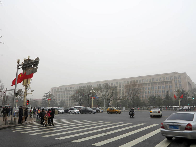 东方人,家,走,横图,室外,白天,仰视,度假,美景,雾,城市风光,城市,道路,路,人行横道,指示牌,公路,汽车,北京,中国,亚洲,行人,服装,朦胧,模糊,标志,路标,房屋,墙,屋子,景观,乌云,云,阴天,云朵,公寓,人行道,交通,首都,许多人,云彩,休闲装,黄种人,娱乐,标识,洋房,楼房,路牌,路人,墙壁,墙面,住宅,车,衣服,天空,交通工具,轿车,天,一群人,享受,休闲,休闲服,景色,放松,服饰,迷雾,昏暗,阴沉,载具,人行横道线,东亚,中华人民共和国,东城区,北京市,京,北平,华北地区,过客,男人,男性,年轻男性,年轻女性,女人,女性,亚洲人,大雾,斑马线,马路,步行,散步,走路,半身,彩图,低角度拍摄,房子,南池子大街,南池子,东城,shslj1