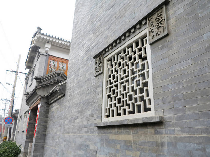 无人,家,横图,室外,白天,仰视,旅游,度假,美景,植物,窗户,城市风光,城市,建筑,北京,中国,亚洲,阴影,电力,光线,电线,电线杆,线,影子,房屋,墙,屋子,景观,公寓,电能,首都,线路,娱乐,建设,洋房,楼房,玻璃窗,墙壁,墙面,住宅,树,树木,蓝色,绿色,蓝天,天空,阳光,自然,天,享受,休闲,景色,放松,生长,晴朗,成长,电,电源,能量,东亚,万里无云,中华人民共和国,东城区,北京市,京,北平,华北地区,晴空,晴空万里,彩图,低角度拍摄,房子,南池子大街,南池子,东城,shslj1