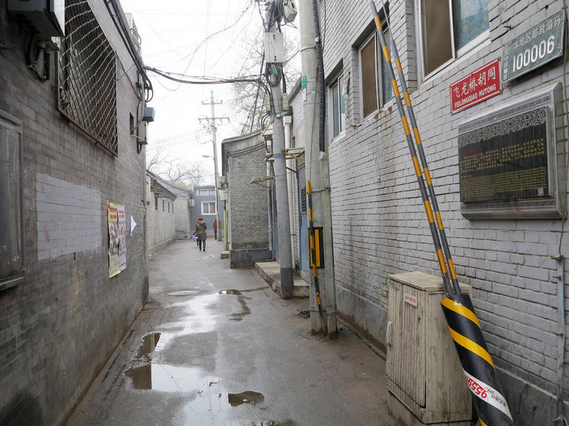 东方人,一个人,家,走,横图,室外,白天,正面,度假,美景,窗户,城市风光,城市,北京,中国,亚洲,仅一个男性,仅一个人,行人,阴影,服装,电力,光线,纹路,电线,电线杆,纹理,线,影子,房屋,墙,屋子,池塘,景观,水池,小巷,地面,电能,首都,线路,休闲装,黄种人,娱乐,楼房,弄堂,路人,玻璃窗,墙壁,墙面,住宅,仅一个年轻男性,巷子,衣服,蓝色,蓝天,天空,阳光,天,享受,休闲,休闲服,景色,放松,服饰,晴朗,电,电源,能量,东亚,万里无云,肌理,中华人民共和国,东城区,北京市,京,北平,华北地区,过客,男人,男性,年轻男性,亚洲人,晴空,晴空万里,步行,散步,走路,彩图,全身,房子,南池子大街,南池子,东城,shslj1