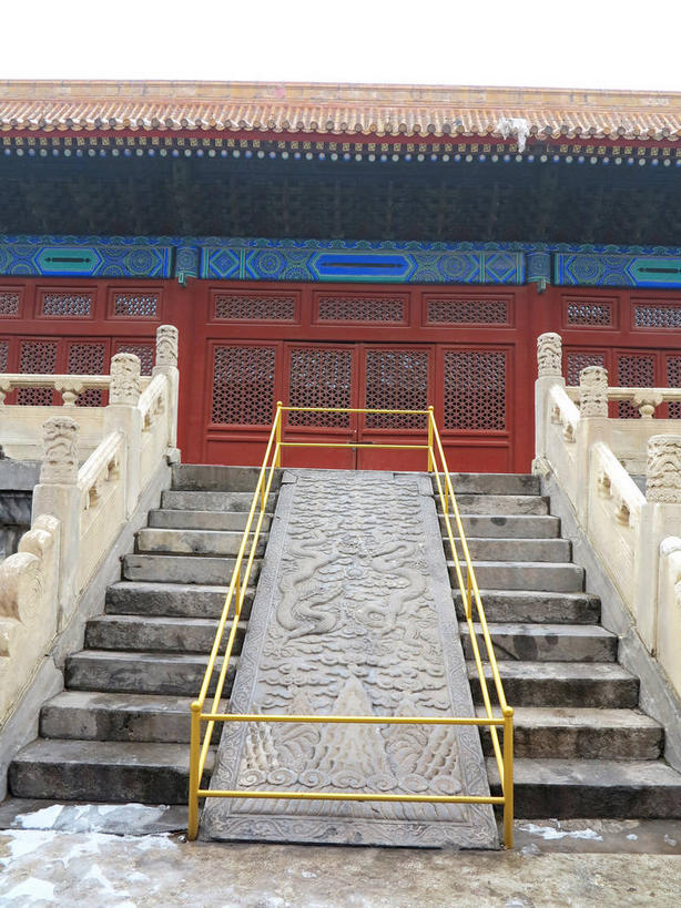 无人,栏杆,竖图,室外,白天,正面,旅游,度假,绘画,名胜古迹,窗户,楼梯,标志建筑,地标,建筑,雕塑,北京,天安门广场,中国,亚洲,遗迹,艺术,装饰,雕刻,雕像,扶手,浮雕,瓦片,阶梯,墙,屋檐,首都,古迹,文化,文物,娱乐,建设,古建筑,太庙,护栏,檐,玻璃窗,墙壁,墙面,台阶,黄色,红色,蓝色,天空,工艺品,天,享受,休闲,旅游胜地,放松,纪念,美术,主题,陈列,古文明,东亚,中华人民共和国,东城区,北京市,京,北平,华北地区,功能,美学,画画,彩图,浅浮雕,北京太庙,劳动人民文化宫,东城,shslj1