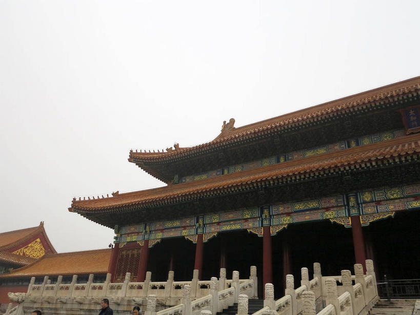 无人,故宫,宫殿,栏杆,横图,室外,白天,仰视,旅游,度假,绘画,名胜古迹,雾,楼梯,标志建筑,地标,建筑,北京,中国,亚洲,朦胧,模糊,遗迹,艺术,装饰,扶手,瓦片,柱子,阶梯,墙,屋檐,乌云,云,阴天,云朵,首都,云彩,古迹,文化,文物,娱乐,建设,古建筑,护栏,檐,壁画,墙壁,墙面,台阶,天空,紫禁城,天,享受,休闲,旅游胜地,放松,华丽,修饰,点缀,迷雾,宫廷,昏暗,权利,阴沉,古文明,东亚,中华人民共和国,北京市,京,北平,华北地区,衬托,美观,雅致,雅观,北京故宫博物院,王宫,太和殿,大雾,画画,彩图,低角度拍摄,皇宫,奉天殿,飞檐,shslj1