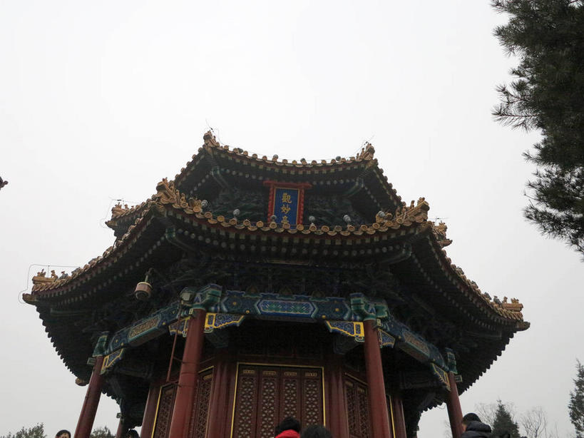 无人,公园,横图,室外,白天,仰视,旅游,度假,名胜古迹,树林,植物,标志建筑,地标,建筑,雕塑,北京,中国,亚洲,一块,吊挂,悬挂,遗迹,艺术,装饰,标志,雕刻,牌匾,瓦片,文字,柱子,字符,亭子,屋檐,乌云,云,阴天,云朵,首都,挂,云彩,古迹,文化,文物,娱乐,标识,建设,古建筑,景山公园,檐,树,树木,红色,绿色,天空,自然,工艺品,凉亭,天,享受,休闲,汉字,旅游胜地,放松,生长,成长,纪念,美术,昏暗,阴沉,中文,主题,陈列,古文明,东亚,中华人民共和国,北京市,京,北平,华北地区,西城区,功能,美学,国文,华文,彩图,低角度拍摄,观妙亭,煤山,飞檐,shslj1