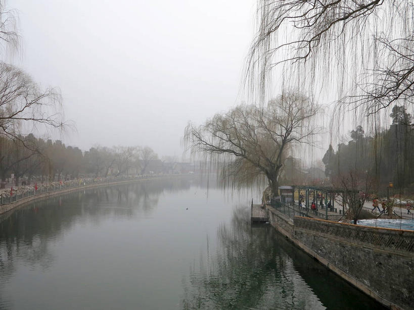 无人,公园,栏杆,横图,室外,白天,正面,旅游,度假,湖,湖泊,美景,水,植物,雾,道路,路,柳树,北海公园,北京,中国,亚洲,朦胧,模糊,湖面,景观,水流,水面,乌云,云,阴天,云朵,围栏,小路,交通,首都,云彩,娱乐,护栏,垂柳,树,树木,绿色,倒影,天空,自然,湖水,天,享受,休闲,景色,放松,生长,成长,迷雾,倒映,昏暗,阴沉,自然风光,东亚,北海,中华人民共和国,北京市,京,北平,华北地区,倒挂柳,北京北海公园,反照,大雾,垂枝柳,彩图,shslj1