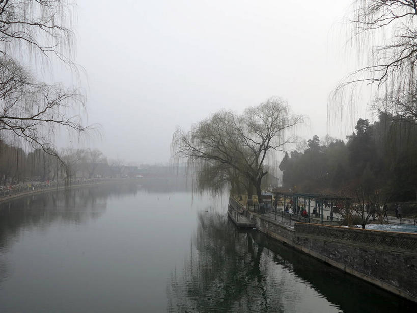 无人,公园,栏杆,横图,室外,白天,正面,旅游,度假,湖,湖泊,美景,水,植物,雾,道路,路,柳树,北海公园,北京,中国,亚洲,朦胧,模糊,湖面,景观,水流,水面,乌云,云,阴天,云朵,围栏,小路,交通,首都,云彩,娱乐,护栏,垂柳,树,树木,绿色,倒影,天空,自然,湖水,天,享受,休闲,景色,放松,生长,成长,迷雾,倒映,昏暗,阴沉,自然风光,东亚,北海,中华人民共和国,北京市,京,北平,华北地区,倒挂柳,北京北海公园,反照,大雾,垂枝柳,彩图,shslj1