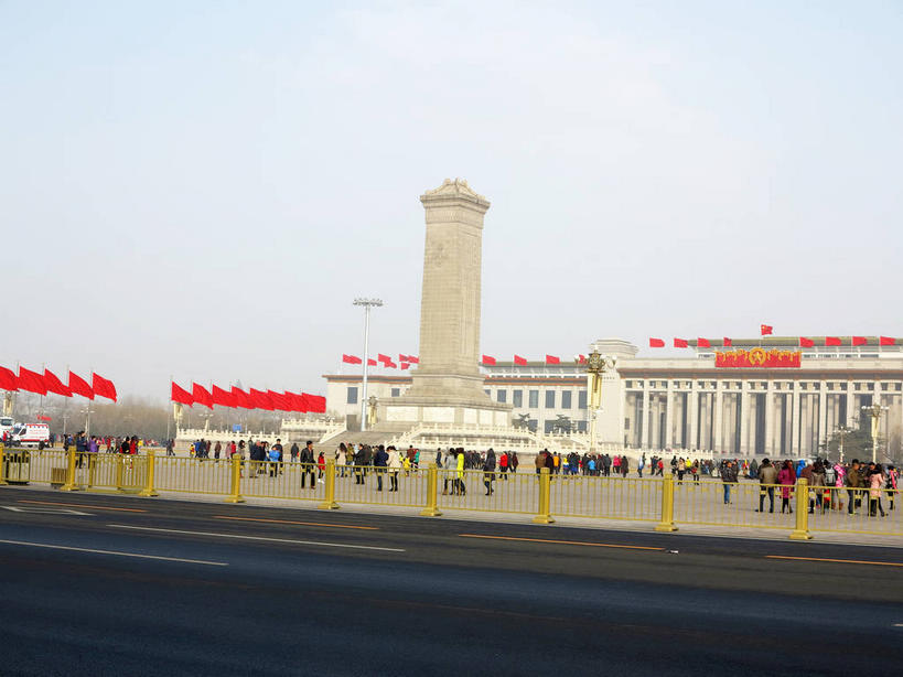 东方人,博物馆,栏杆,走,横图,室外,白天,正面,旅游,度假,标志建筑,道路,地标,建筑,路,路灯,公路,旗帜,国旗,照明,北京,天安门广场,中国,亚洲,一排,许多,行人,游客,游人,吊挂,悬挂,阴影,服装,研究,整齐,光线,旗杆,影子,栅栏,篱笆,纪念碑,围栏,灯光,分界线,停车线,交通,首都,很多,许多人,教育,挂,注视,休闲装,黄种人,娱乐,建设,护栏,五星红旗,路人,旅客,灯,排列,衣服,红色,蓝色,蓝天,天空,阳光,天,观察,看,一群人,享受,休闲,休闲服,旅游胜地,放松,服饰,晴朗,观看,展览,车行道,车行道分界线,照亮,察看,照明设备,队列,关注,欣赏,标线,陈列,中国国旗,东亚,车行线,人民英雄纪念碑,万里无云,中华人民共和国,东城区,北京市,京,北平,华北地区,中国国家博物馆,典藏,过客,男人,男性,年轻男性,年轻女性,女人,女性,中年男性,中年女性,亚洲人,旗,晴空,晴空万里,马路,步行,散步,走路,半身,彩图,红地五星旗,中华人民共和国国旗,中国革命博物馆,东城,shslj1