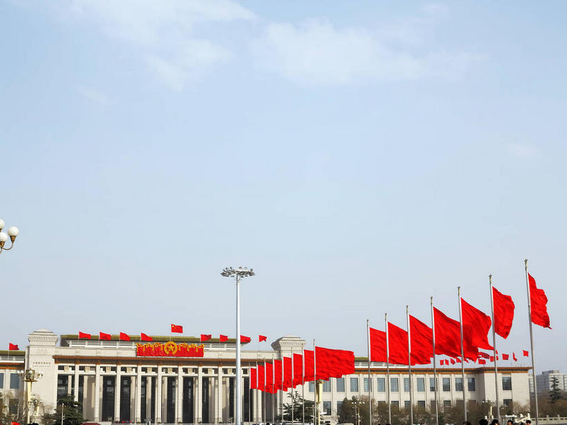 无人,博物馆,横图,室外,白天,仰视,旅游,度假,植物,窗户,标志建筑,地标,建筑,路灯,旗帜,国旗,照明,北京,天安门广场,中国,亚洲,一排,许多,吊挂,悬挂,阴影,研究,整齐,光线,旗杆,影子,墙,灯光,首都,很多,教育,挂,娱乐,建设,五星红旗,玻璃窗,墙壁,墙面,灯,树,树木,排列,红色,蓝色,绿色,蓝天,天空,阳光,自然,天,享受,休闲,旅游胜地,放松,生长,晴朗,成长,展览,照亮,照明设备,队列,欣赏,陈列,中国国旗,东亚,万里无云,中华人民共和国,东城区,北京市,京,北平,华北地区,中国国家博物馆,典藏,旗,晴空,晴空万里,彩图,低角度拍摄,红地五星旗,中华人民共和国国旗,中国革命博物馆,东城,shslj1