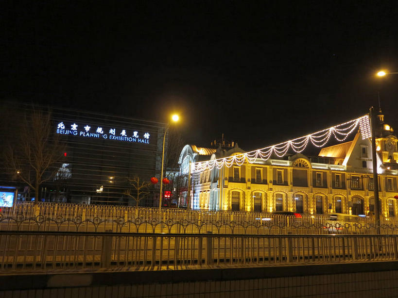 无人,博物馆,栏杆,横图,室外,夜晚,仰视,旅游,度假,标志建筑,地标,建筑,路灯,指示牌,照明,北京,中国,亚洲,一排,许多,研究,整齐,标志,路标,文字,字符,围栏,灯光,首都,很多,教育,娱乐,标识,建设,路牌,灯,排列,天空,天,享受,休闲,汉字,旅游胜地,放松,展览,照亮,照明设备,队列,欣赏,中文,陈列,东亚,中华人民共和国,东城区,北京市,京,北平,华北地区,中国铁道博物馆,国文,华文,典藏,彩图,低角度拍摄,东城,shslj1,北京市规划展览馆,北京铁路博物馆,前门东大街