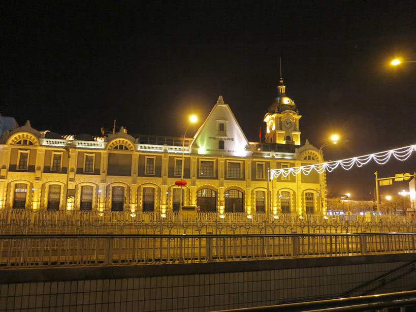 无人,博物馆,栏杆,横图,室外,夜晚,仰视,旅游,度假,窗户,标志建筑,道路,地标,建筑,路,路灯,公路,照明,北京,中国,亚洲,研究,墙,围栏,灯光,交通,首都,教育,娱乐,建设,护栏,玻璃窗,墙壁,墙面,灯,天空,天,享受,休闲,旅游胜地,放松,展览,照亮,照明设备,欣赏,陈列,东亚,中华人民共和国,北京市,京,北平,华北地区,朝阳区,中国铁道博物馆,典藏,马路,彩图,低角度拍摄,酒仙桥街道,shslj1