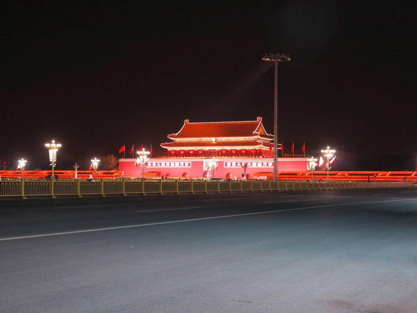 无人,天安门,宫殿,栏杆,横图,室外,夜晚,正面,旅游,度假,名胜古迹,植物,标志建筑,道路,地标,建筑,路,路灯,公路,照明,北京,天安门广场,中国,亚洲,许多,遗迹,瓦片,墙,屋檐,围栏,灯光,分界线,停车线,交通,首都,很多,古迹,文物,娱乐,建设,古建筑,护栏,檐,墙壁,墙面,灯,树,树木,绿色,天空,自然,天,享受,休闲,旅游胜地,放松,生长,成长,车行道,车行道分界线,照亮,宫廷,照明设备,标线,古文明,东亚,车行线,中华人民共和国,东城区,北京市,京,北平,华北地区,天安门城楼,王宫,马路,彩图,皇宫,承天门,东城,shslj1