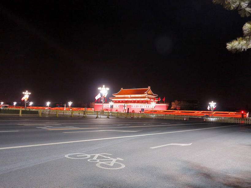 无人,天安门,宫殿,栏杆,横图,室外,夜晚,正面,旅游,度假,名胜古迹,植物,标志建筑,道路,地标,建筑,路,路灯,公路,照明,北京,天安门广场,中国,亚洲,许多,遗迹,瓦片,墙,屋檐,围栏,灯光,分界线,停车线,交通,首都,很多,古迹,文物,娱乐,建设,古建筑,护栏,檐,墙壁,墙面,灯,树,树木,绿色,天空,自然,天,享受,休闲,旅游胜地,放松,生长,成长,车行道,车行道分界线,照亮,宫廷,照明设备,标线,古文明,东亚,车行线,中华人民共和国,东城区,北京市,京,北平,华北地区,天安门城楼,王宫,马路,彩图,皇宫,承天门,东城,shslj1