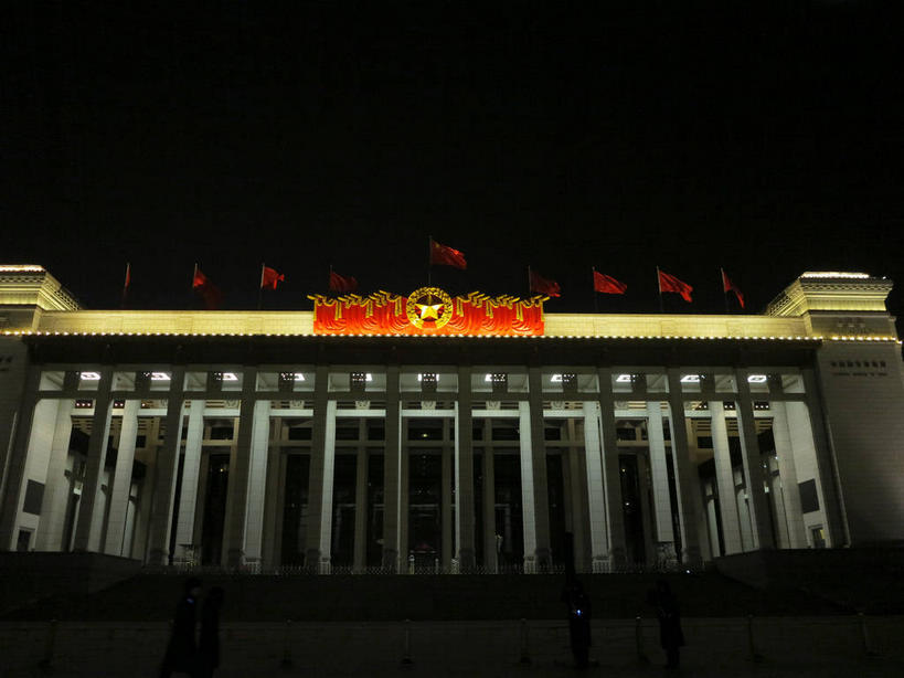 无人,博物馆,横图,室外,夜晚,仰视,旅游,度假,植物,窗户,标志建筑,地标,建筑,路灯,旗帜,国旗,照明,北京,天安门广场,中国,亚洲,一排,许多,吊挂,悬挂,研究,整齐,旗杆,墙,灯光,首都,很多,教育,挂,娱乐,建设,五星红旗,玻璃窗,墙壁,墙面,灯,树,树木,排列,红色,绿色,天空,自然,天,享受,休闲,旅游胜地,放松,生长,成长,展览,照亮,照明设备,队列,欣赏,陈列,中国国旗,东亚,中华人民共和国,东城区,北京市,京,北平,华北地区,中国国家博物馆,典藏,旗,彩图,低角度拍摄,红地五星旗,中华人民共和国国旗,中国革命博物馆,东城,shslj1