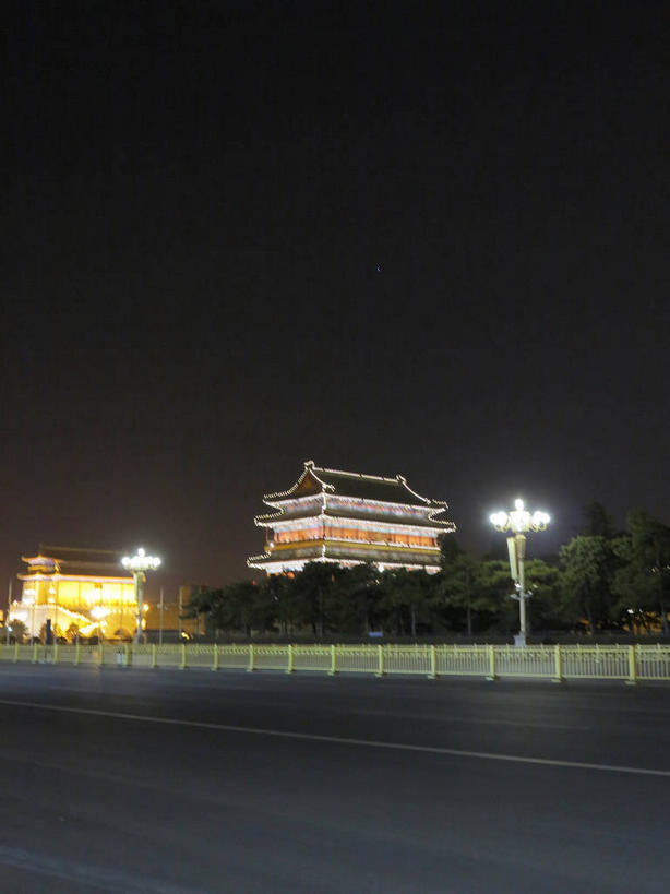 无人,栏杆,竖图,室外,夜晚,仰视,旅游,度假,名胜古迹,植物,标志建筑,道路,地标,建筑,路,路灯,公路,汽车,照明,北京,中国,亚洲,遗迹,瓦片,墙,屋檐,围栏,灯光,分界线,停车线,交通,首都,古迹,文物,娱乐,建设,城墙,古建筑,护栏,檐,墙壁,墙面,车,灯,树,树木,绿色,天空,自然,交通工具,轿车,天,享受,休闲,旅游胜地,放松,城楼,生长,成长,车行道,车行道分界线,坚硬,照亮,照明设备,载具,前门,标线,防御,古文明,东亚,车行线,中华人民共和国,东城区,北京市,京,北平,华北地区,门楼,坚固,马路,彩图,低角度拍摄,前门大街,正阳门,箭楼,正阳门箭楼,东城,shslj1