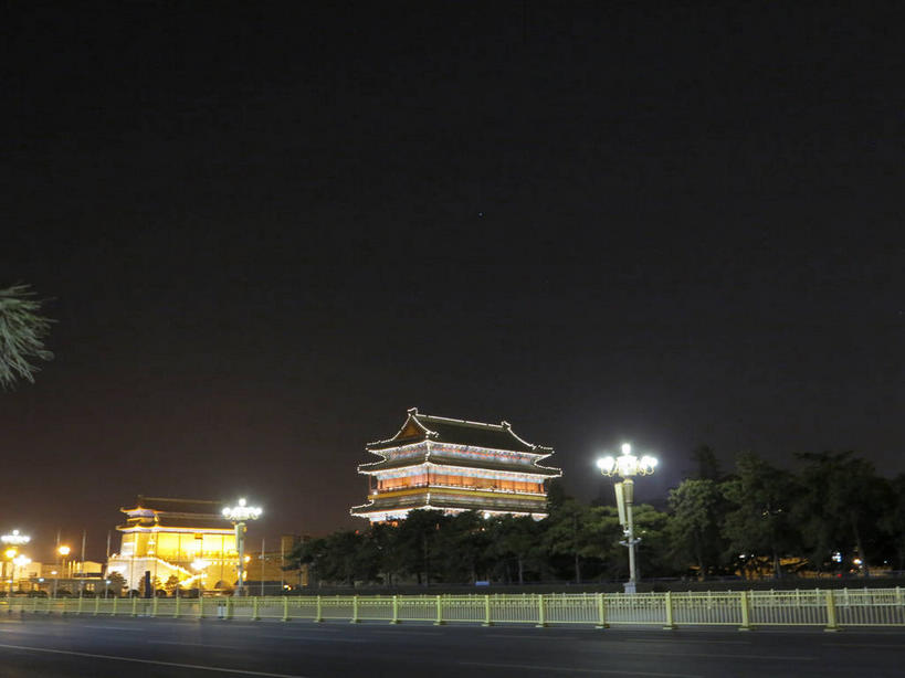 无人,栏杆,横图,室外,夜晚,仰视,旅游,度假,名胜古迹,植物,标志建筑,道路,地标,建筑,路,路灯,公路,汽车,照明,北京,中国,亚洲,遗迹,瓦片,墙,屋檐,围栏,灯光,交通,首都,古迹,文物,娱乐,建设,城墙,古建筑,护栏,檐,墙壁,墙面,车,灯,树,树木,绿色,天空,自然,交通工具,轿车,天,享受,休闲,旅游胜地,放松,城楼,生长,成长,坚硬,照亮,照明设备,载具,前门,防御,古文明,东亚,中华人民共和国,东城区,北京市,京,北平,华北地区,门楼,坚固,马路,彩图,低角度拍摄,前门大街,正阳门,箭楼,正阳门箭楼,东城,shslj1