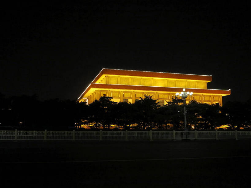 无人,横图,室外,夜晚,仰视,旅游,度假,植物,标志建筑,地标,建筑,路灯,照明,北京,天安门广场,中国,亚洲,墙,灯光,首都,娱乐,建设,墙壁,墙面,灯,树,树木,黄色,绿色,天空,自然,天,享受,休闲,旅游胜地,放松,生长,成长,照亮,照明设备,东亚,中华人民共和国,东城区,北京市,京,北平,华北地区,毛主席纪念堂,彩图,低角度拍摄,东城,shslj1