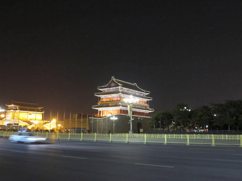 无人,栏杆,横图,室外,夜晚,仰视,旅游,度假,名胜古迹,标志建筑,道路,地标,建筑,路,路灯,公路,汽车,照明,北京,中国,亚洲,遗迹,瓦片,墙,屋檐,围栏,灯光,交通,首都,古迹,文物,娱乐,建设,城墙,古建筑,护栏,檐,墙壁,墙面,车,灯,天空,交通工具,轿车,天,享受,休闲,旅游胜地,放松,城楼,坚硬,照亮,照明设备,载具,前门,防御,古文明,东亚,中华人民共和国,东城区,北京市,京,北平,华北地区,门楼,坚固,马路,彩图,低角度拍摄,前门大街,正阳门,箭楼,正阳门箭楼,东城,shslj1