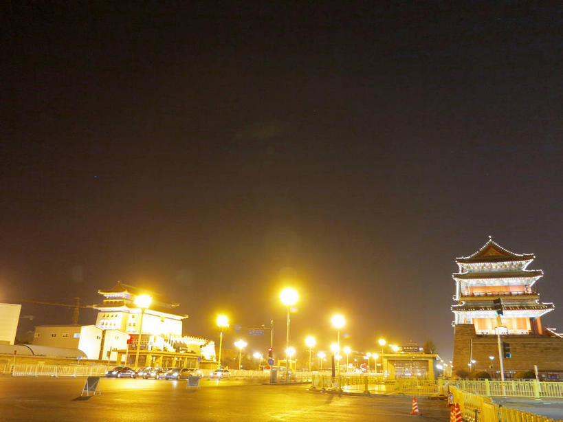 无人,栏杆,横图,室外,夜晚,仰视,旅游,度假,名胜古迹,标志建筑,道路,地标,建筑,路,路灯,公路,汽车,照明,北京,中国,亚洲,遗迹,瓦片,墙,屋檐,围栏,灯光,交通,首都,古迹,文物,娱乐,建设,城墙,古建筑,护栏,檐,墙壁,墙面,车,灯,天空,交通工具,轿车,天,享受,休闲,旅游胜地,放松,城楼,坚硬,照亮,照明设备,载具,前门,防御,古文明,东亚,中华人民共和国,东城区,北京市,京,北平,华北地区,门楼,坚固,马路,彩图,低角度拍摄,前门大街,正阳门,箭楼,正阳门箭楼,东城,shslj1