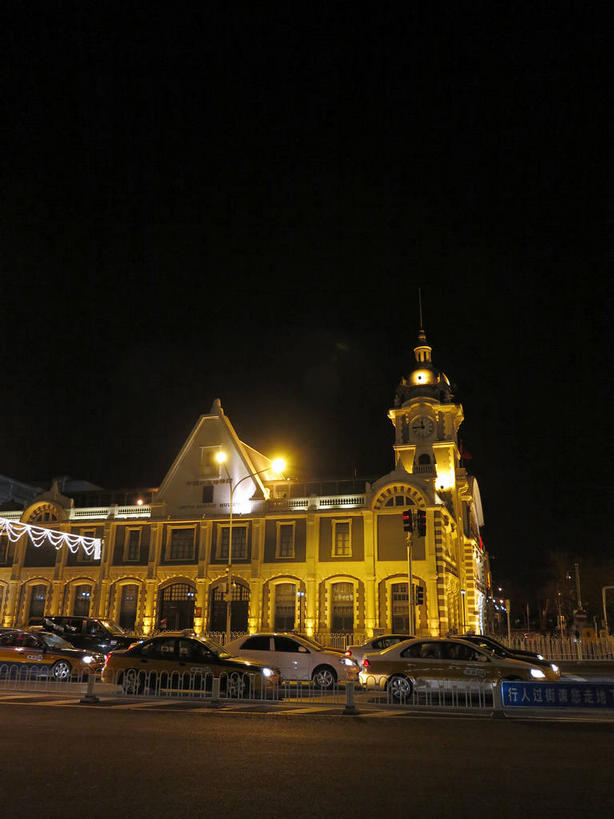 无人,博物馆,竖图,室外,夜晚,仰视,旅游,度假,窗户,标志建筑,道路,地标,建筑,路,路灯,公路,汽车,照明,北京,中国,亚洲,许多,研究,墙,灯光,交通,首都,很多,教育,娱乐,建设,玻璃窗,墙壁,墙面,车,灯,黄色,天空,交通工具,轿车,天,享受,休闲,旅游胜地,放松,展览,照亮,照明设备,欣赏,载具,陈列,东亚,中华人民共和国,东城区,北京市,京,北平,华北地区,中国铁道博物馆,典藏,马路,彩图,低角度拍摄,东城,shslj1,北京铁路博物馆,前门东大街