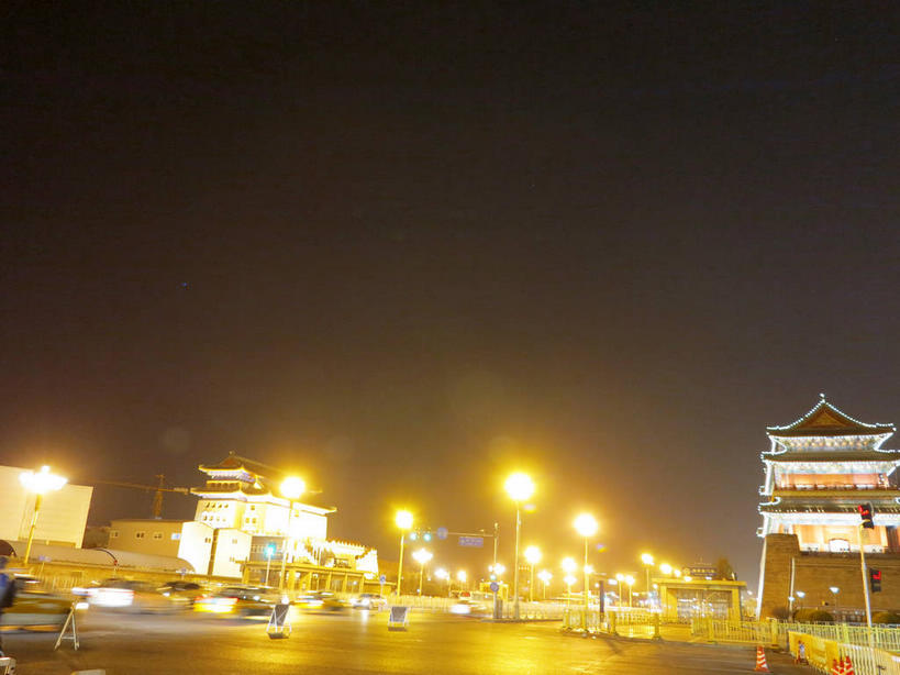 无人,栏杆,横图,室外,夜晚,仰视,旅游,度假,名胜古迹,标志建筑,道路,地标,建筑,路,路灯,公路,汽车,照明,北京,中国,亚洲,遗迹,瓦片,墙,屋檐,围栏,灯光,交通,首都,古迹,文物,娱乐,建设,城墙,古建筑,护栏,檐,墙壁,墙面,车,灯,天空,交通工具,轿车,天,享受,休闲,旅游胜地,放松,城楼,坚硬,照亮,照明设备,载具,前门,防御,古文明,东亚,中华人民共和国,东城区,北京市,京,北平,华北地区,门楼,坚固,马路,彩图,低角度拍摄,前门大街,正阳门,箭楼,正阳门箭楼,东城,shslj1