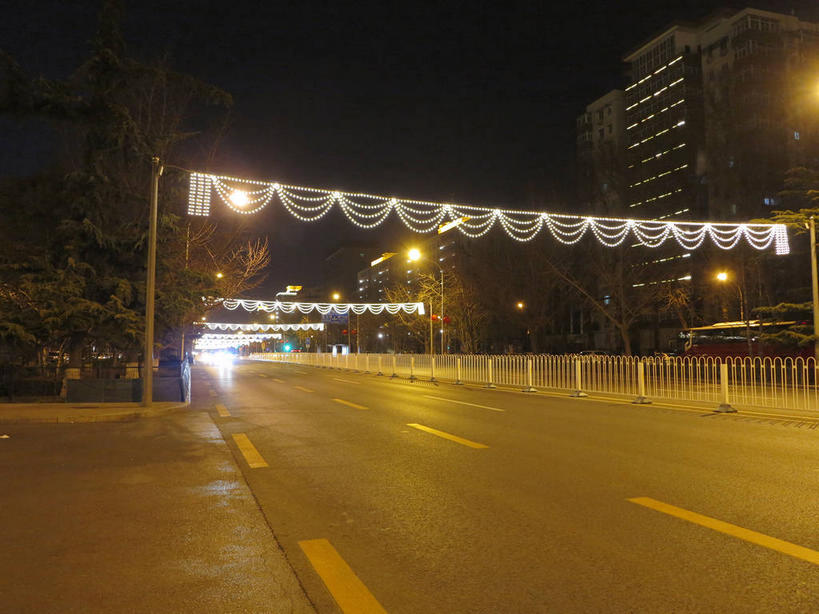 无人,家,栏杆,横图,室外,夜晚,正面,度假,美景,植物,窗户,城市风光,城市,道路,路,路灯,公路,汽车,照明,北京,中国,亚洲,房屋,墙,屋子,景观,公寓,围栏,灯光,分界线,停车线,交通,首都,娱乐,洋房,护栏,楼房,玻璃窗,墙壁,墙面,住宅,车,灯,树,树木,黄色,绿色,天空,自然,交通工具,轿车,天,享受,休闲,景色,放松,生长,成长,车行道,车行道分界线,照亮,照明设备,载具,标线,东亚,车行线,中华人民共和国,东城区,北京市,京,北平,华北地区,马路,彩图,房子,东城,shslj1,前门东大街