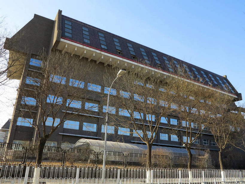 无人,学校,教学楼,栏杆,横图,室外,白天,仰视,旅游,度假,植物,窗户,标志建筑,地标,建筑,路灯,照明,北京,中国,亚洲,阴影,光线,影子,墙,屋顶,围栏,灯光,首都,顶棚,娱乐,建设,校园,护栏,玻璃窗,墙壁,墙面,灯,树,树木,蓝色,绿色,蓝天,天空,阳光,自然,天,享受,休闲,教室,旅游胜地,放松,生长,晴朗,成长,照亮,照明设备,东亚,海淀区,万里无云,中华人民共和国,北京市,京,北平,华北地区,晴空,晴空万里,彩图,低角度拍摄,教学大楼,北大,北京大学,京师大学堂,颐和园路,shslj1,北京大学逸夫贰楼